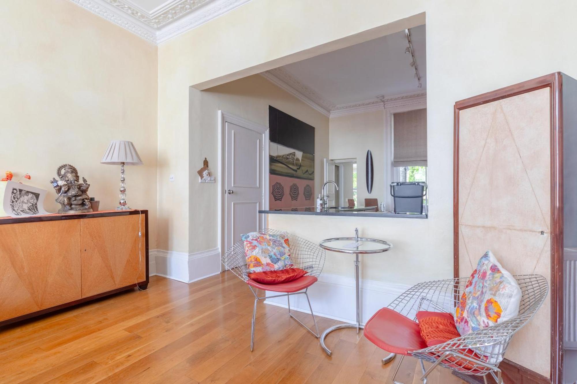 Inviting 1bd Hideaway Kensington Olympia! London