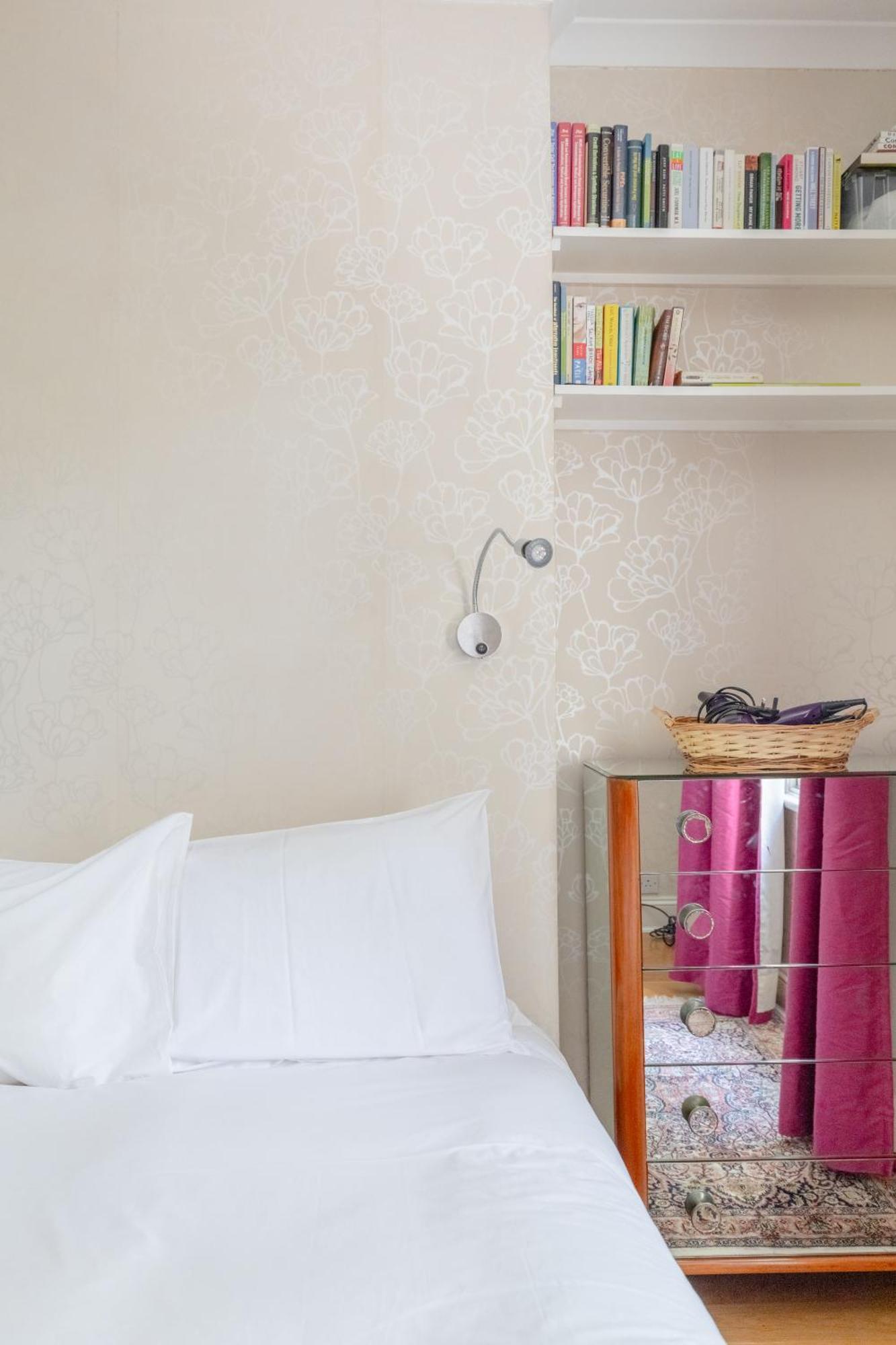 Apartment Inviting 1bd Hideaway Kensington Olympia! London