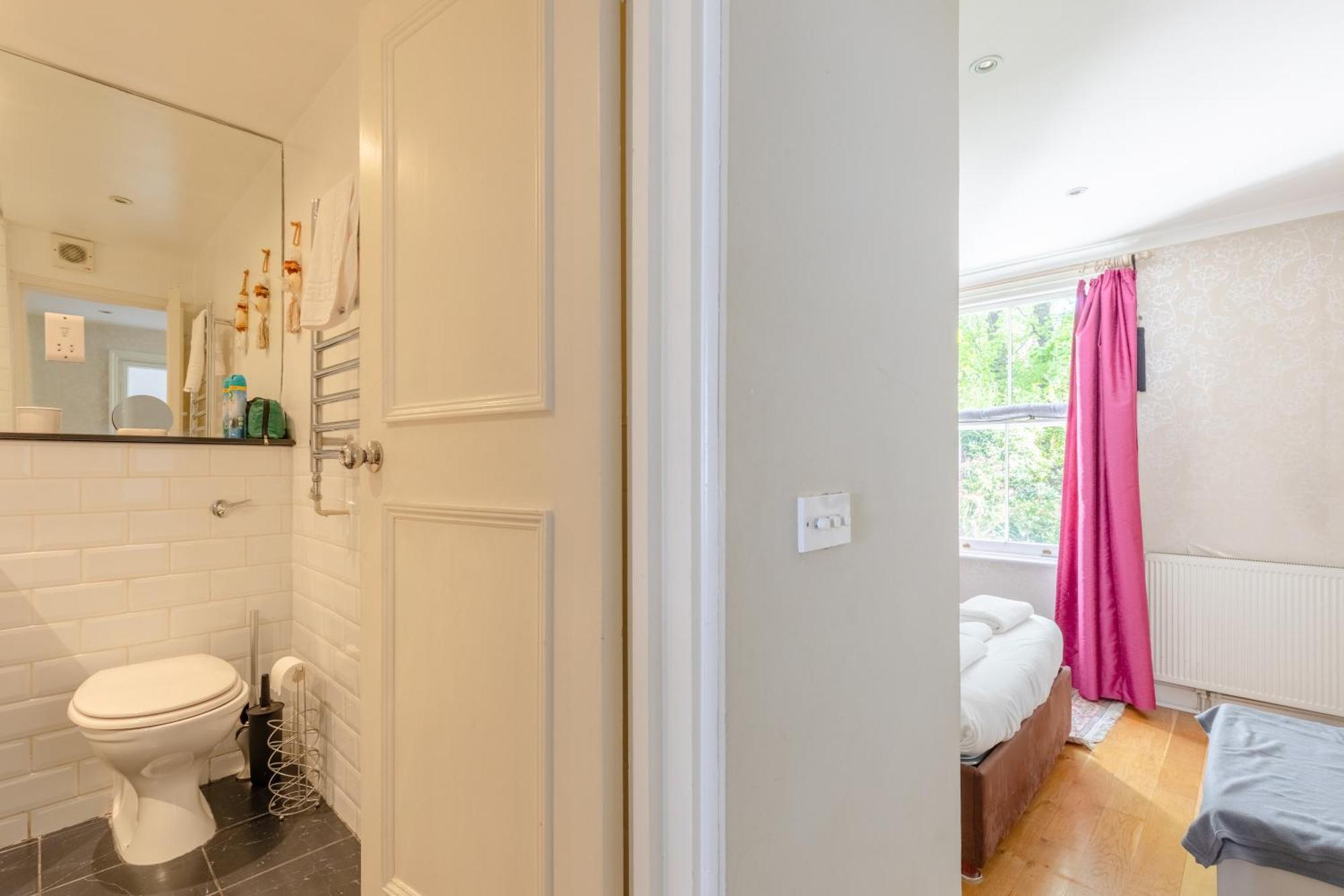 Inviting 1bd Hideaway Kensington Olympia! Apartment London